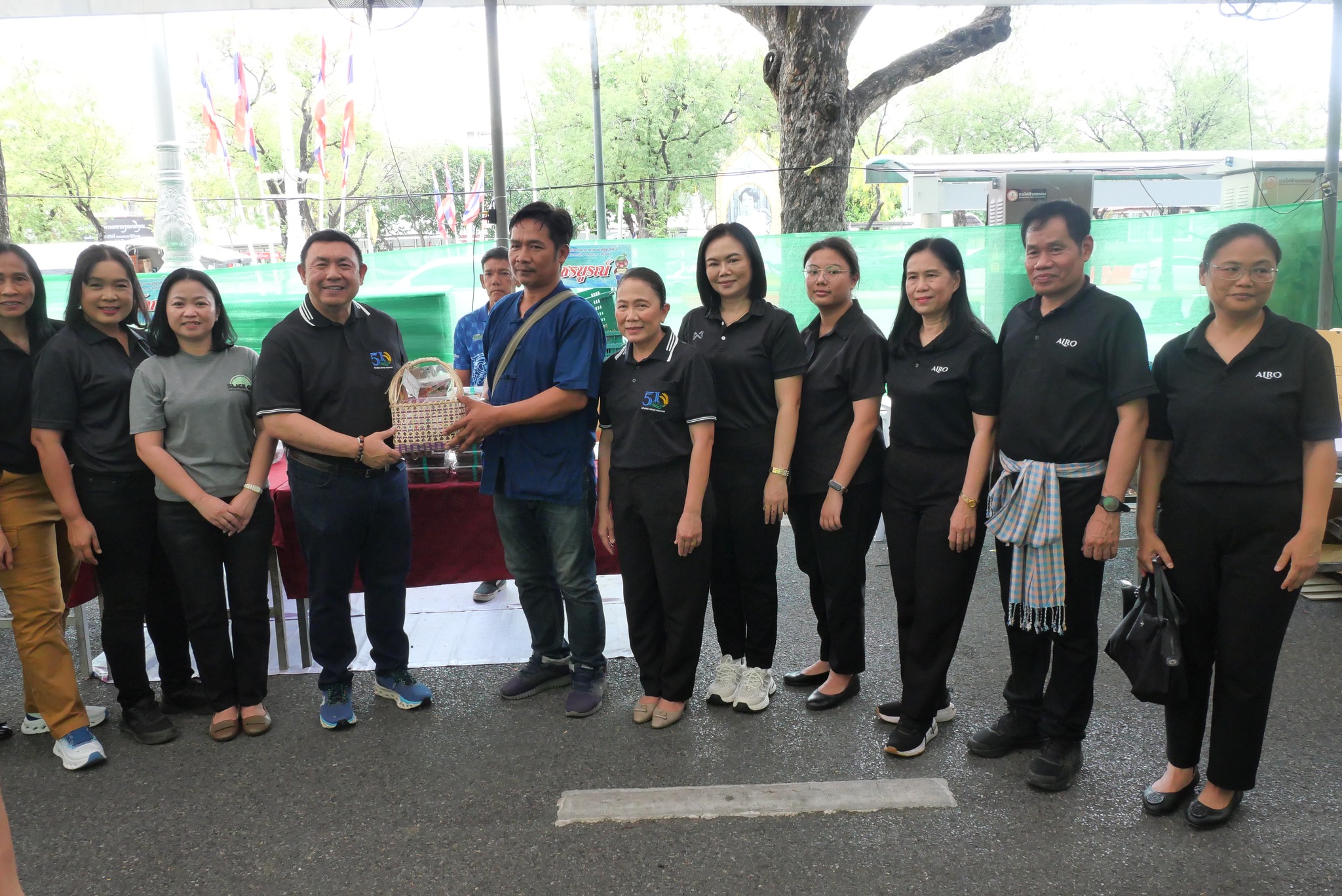 title - เลขาธิการ ส.ป.ก. เยี่ยมทักทายเกษตรกรและซื้อสินค้าในบรรยากาศวันสุดท้ายของการออกร้านขายสินค้า จากเขตปฏิรูปที่ดิน ส่งท้ายงานครบรอบ 51 ปี ส.ป.ก.